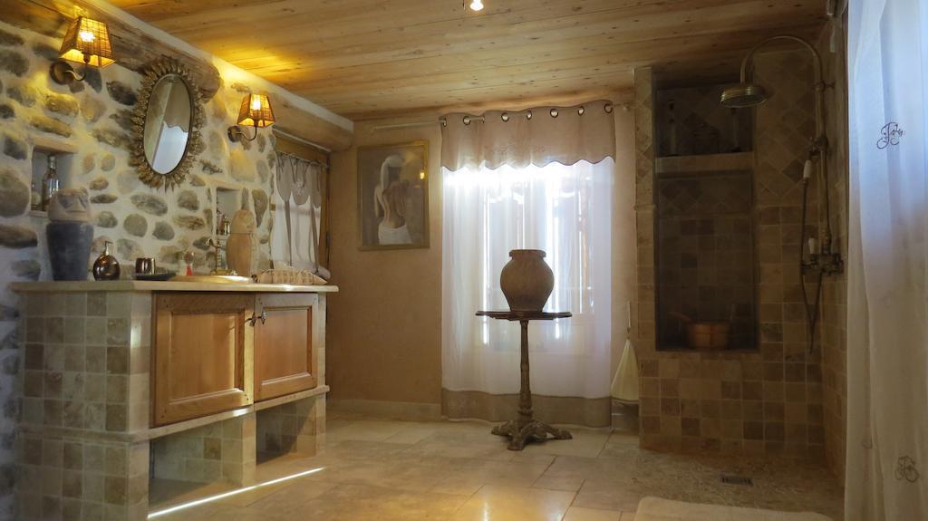 Les Gites D'Eliane Laragne Szoba fotó